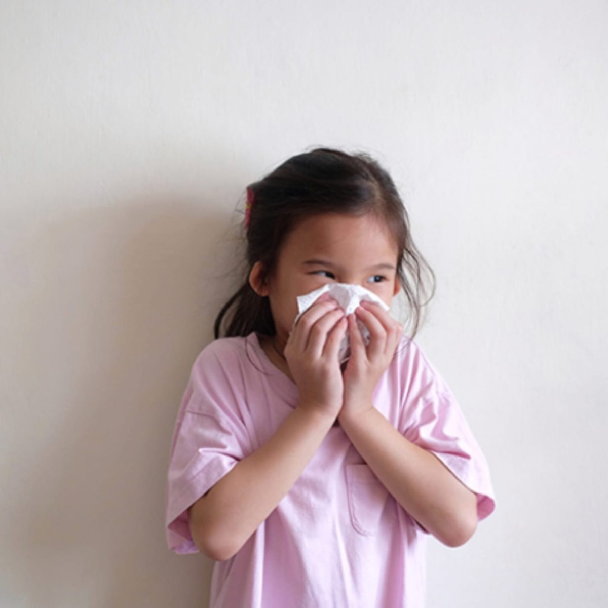 Anak Batuk Pilek: Kapan Cukup Dipeluk, Kapan Perlu ke Dokter?
