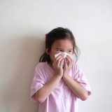 Anak Batuk Pilek: Kapan Cukup Dipeluk, Kapan Perlu ke Dokter?